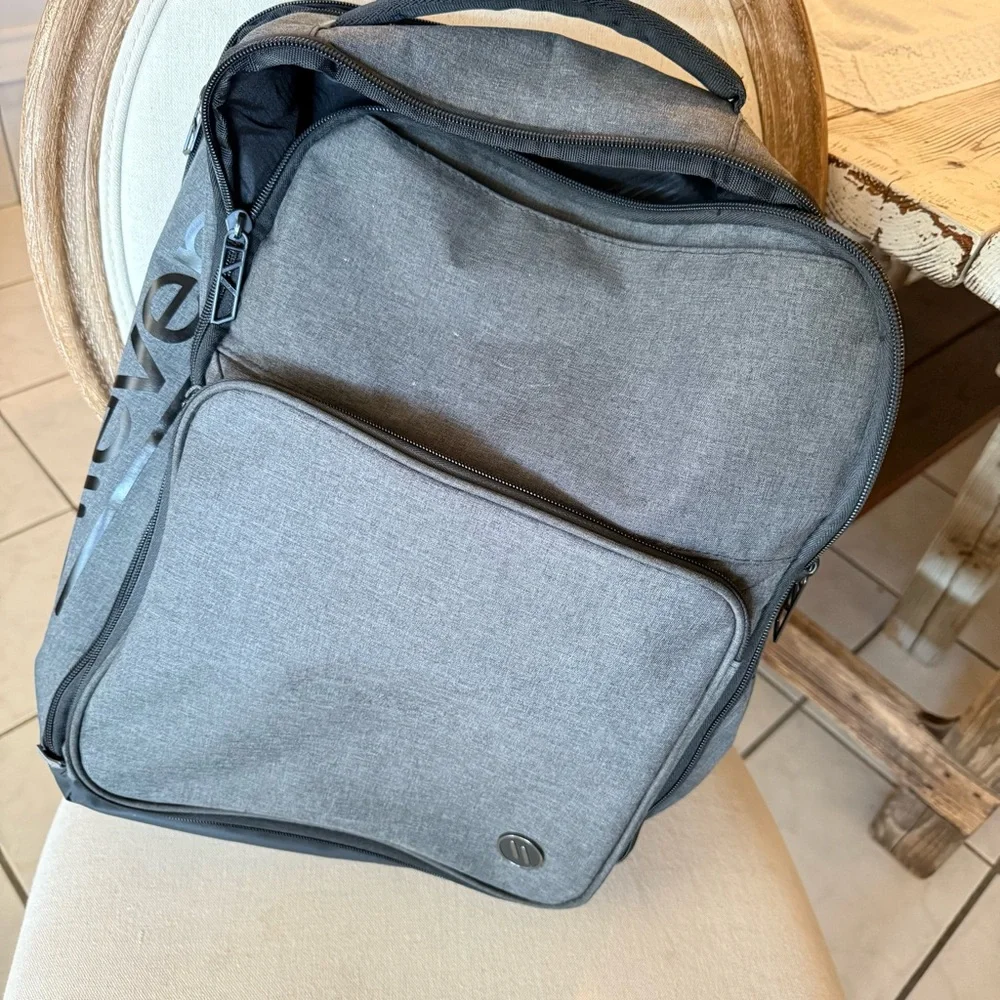 Elleven Sleek Gray Backpack with Padded Straps and Urban Style - Picture 7 of 8